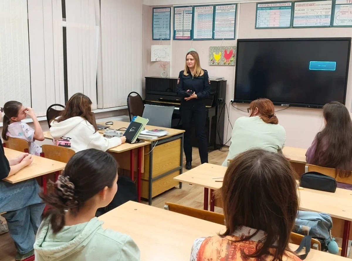 Профилактическую беседу в школе искусств провели люберецкие полицейские