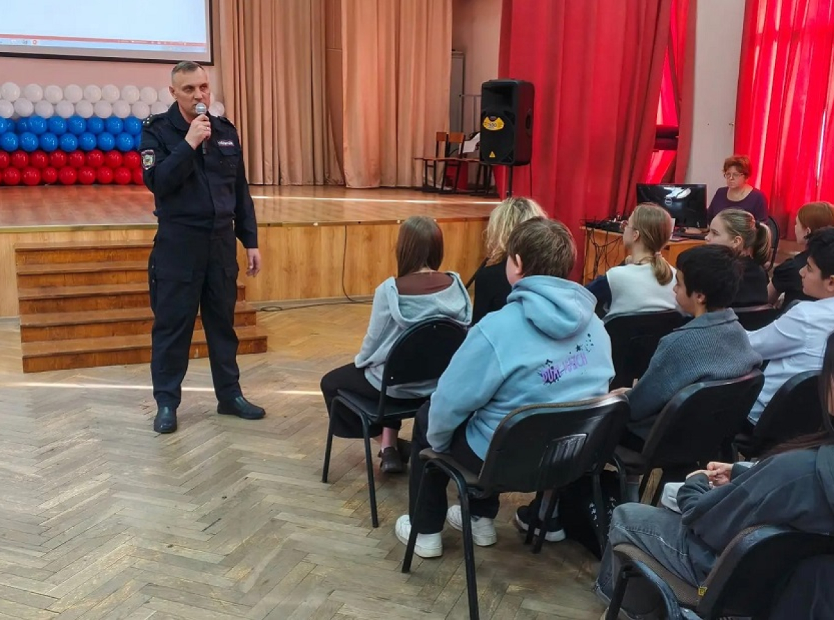 Полицейские и общественники провели беседу с подростками в Люберцах